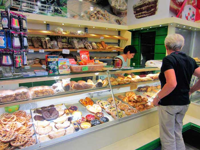 Einkaufen beim deutschen Bäcker